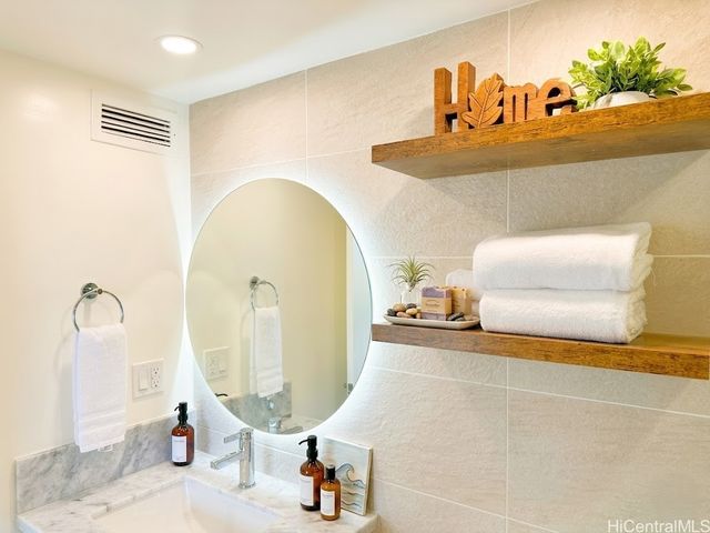 444 Kanekapolei Street 1402, Honolulu, HI 96815