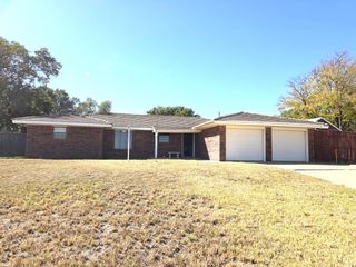 1303 Ebeling Drive, Plainview, TX 79072