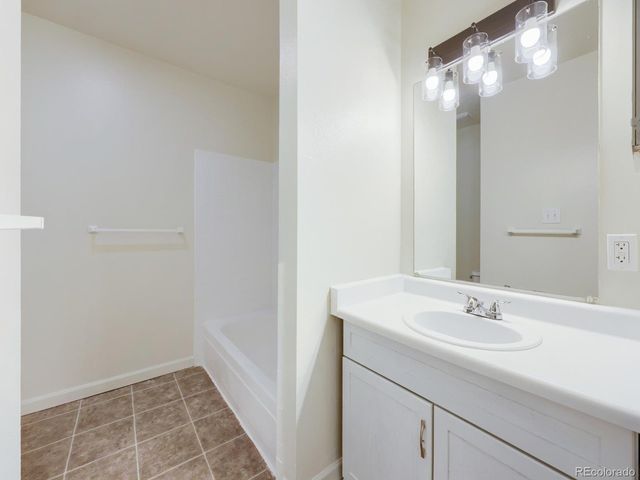10211 Ura Ln 5-303, Denver, CO 80260