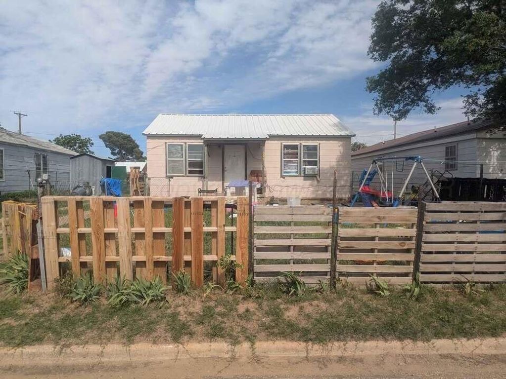 325 Morse Avenue, Stinnett, TX 79083