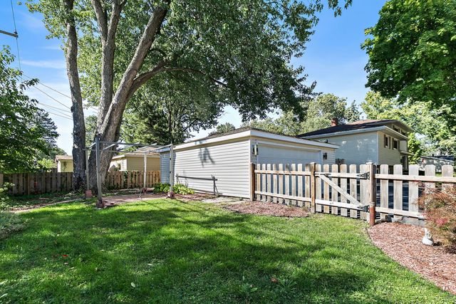 555 Lowden Avenue, Glen Ellyn, IL 60137