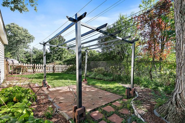 555 Lowden Avenue, Glen Ellyn, IL 60137