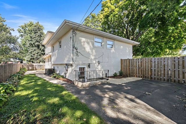 555 Lowden Avenue, Glen Ellyn, IL 60137