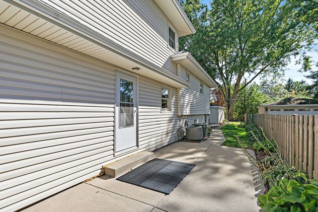 555 Lowden Avenue, Glen Ellyn, IL 60137