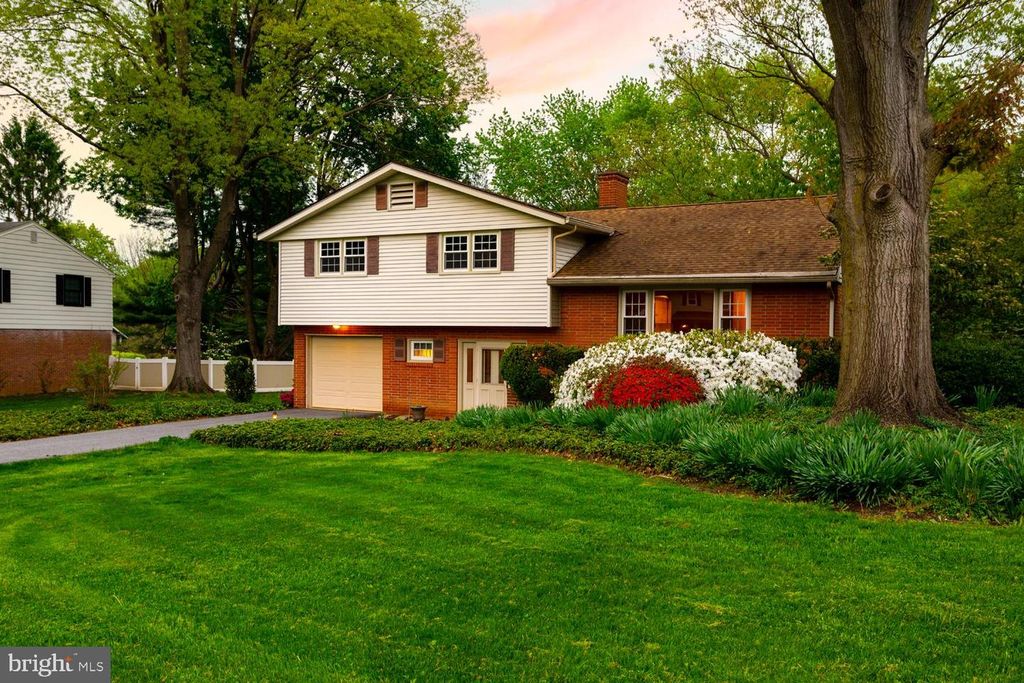 1907 ROBINDALE AVE, Lancaster, PA 17601