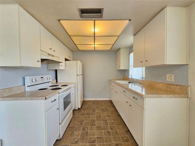 209 NW JEFFERSON CIRCLE N 15, St Petersburg, FL 33702