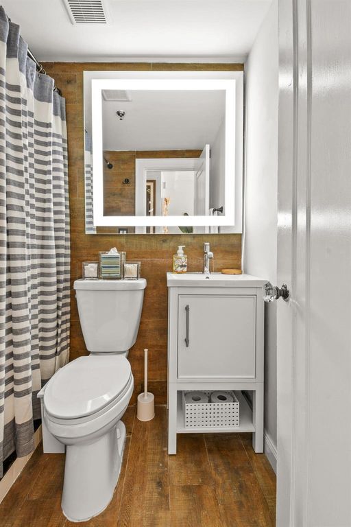 Image 11 of property listing at 235 Sunrise Avenue 3006, Palm Beach, FL 33480