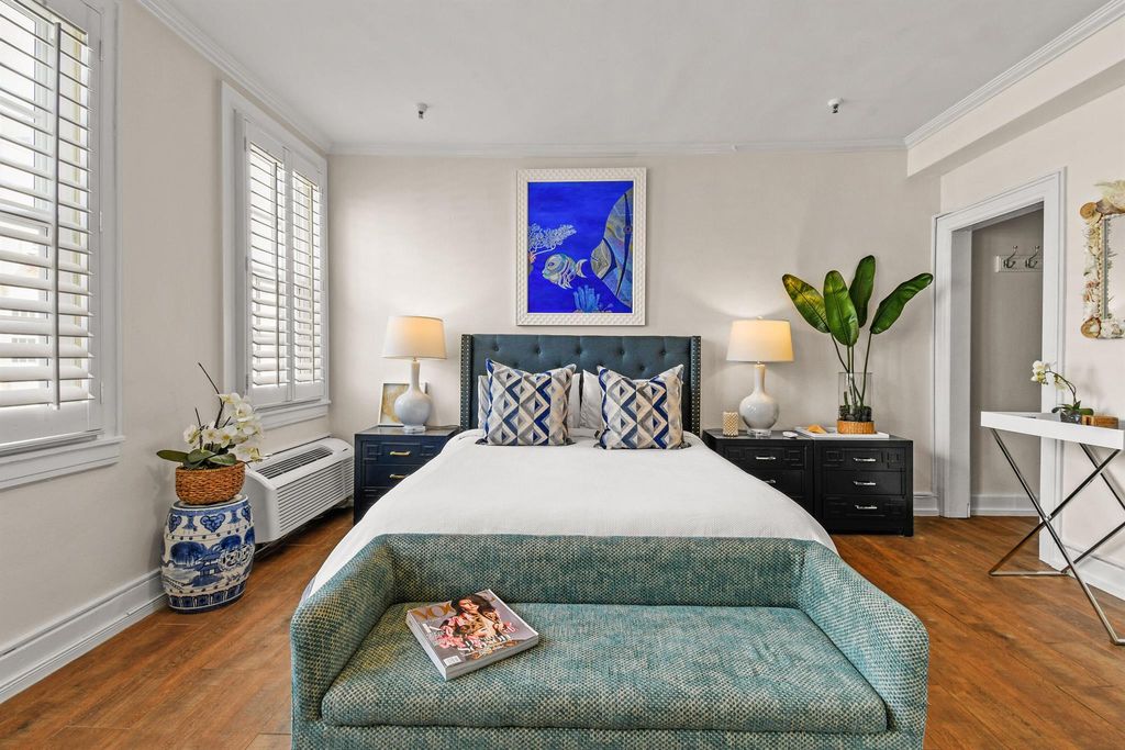 Image 2 of property listing at 235 Sunrise Avenue 3006, Palm Beach, FL 33480