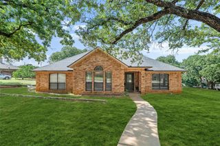 604 Willow Bend Street, Cleburne, TX 76031