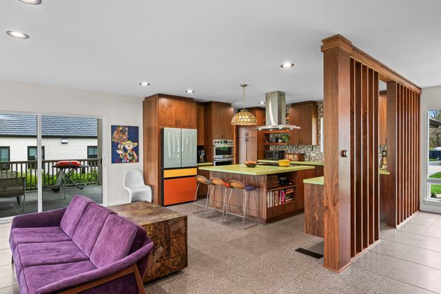 87 Ravinoaks Lane, Highland Park, IL 60035