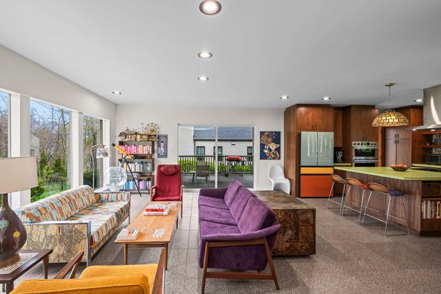 87 Ravinoaks Lane, Highland Park, IL 60035