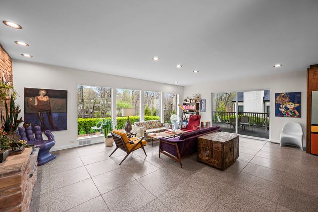 87 Ravinoaks Lane, Highland Park, IL 60035