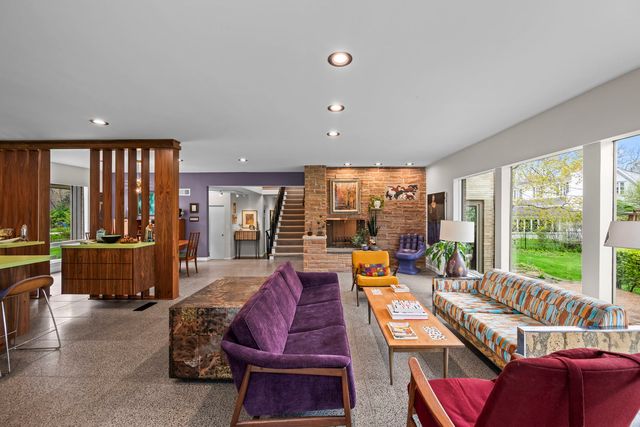 87 Ravinoaks Lane, Highland Park, IL 60035