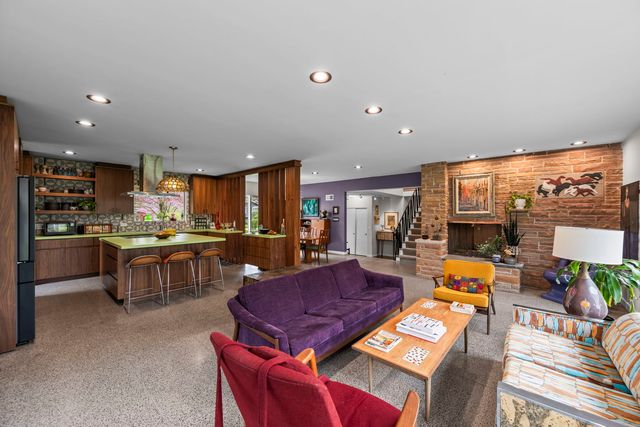 87 Ravinoaks Lane, Highland Park, IL 60035