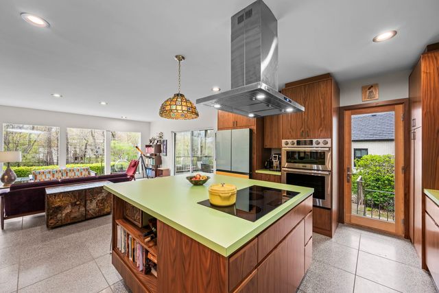 87 Ravinoaks Lane, Highland Park, IL 60035