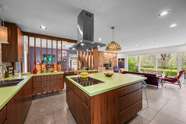 87 Ravinoaks Lane, Highland Park, IL 60035