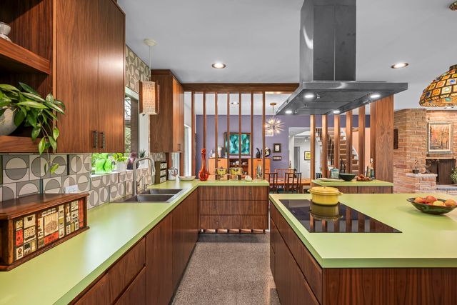 87 Ravinoaks Lane, Highland Park, IL 60035