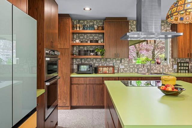 87 Ravinoaks Lane, Highland Park, IL 60035