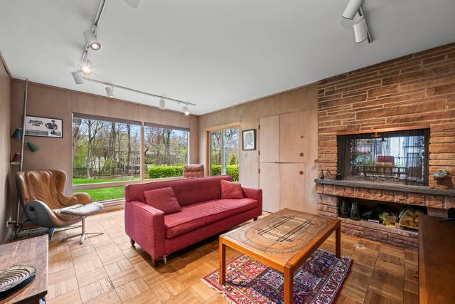 87 Ravinoaks Lane, Highland Park, IL 60035