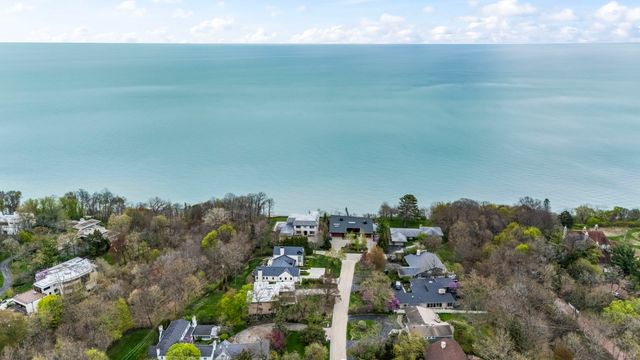 87 Ravinoaks Lane, Highland Park, IL 60035