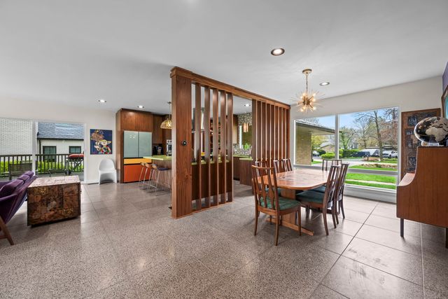 87 Ravinoaks Lane, Highland Park, IL 60035