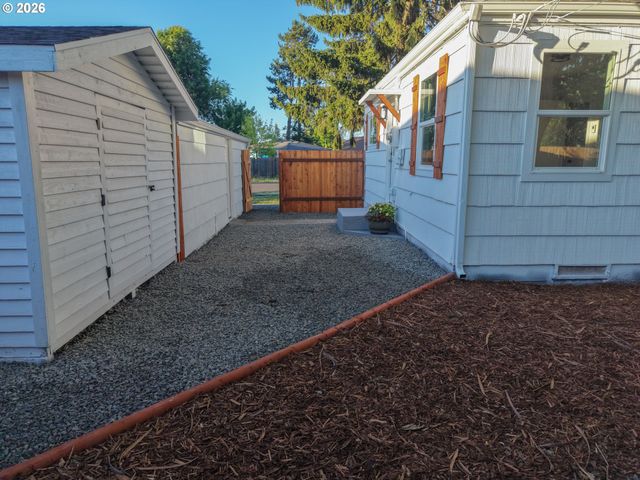 1879 G St, Springfield, OR 97477