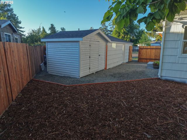 1879 G St, Springfield, OR 97477
