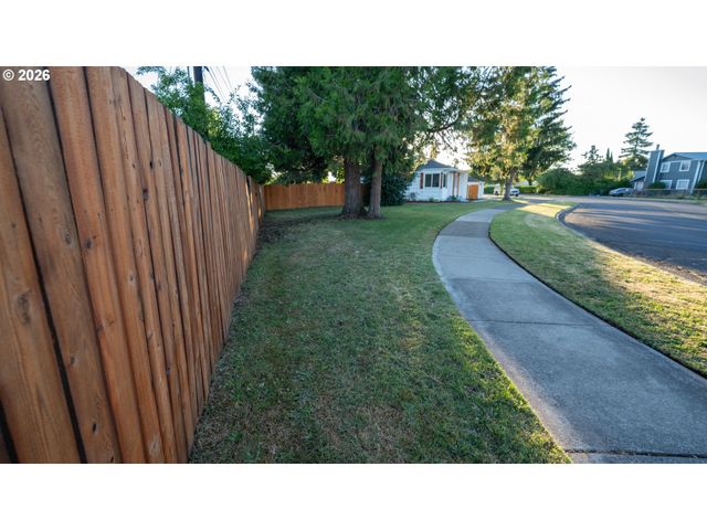1879 G St, Springfield, OR 97477