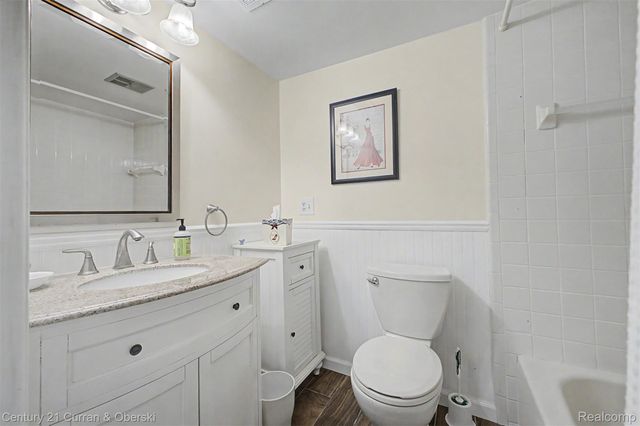 17905 University Park Drive 99, Livonia, MI 48152