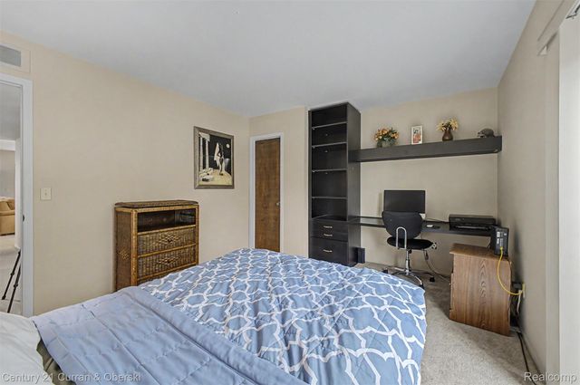17905 University Park Drive 99, Livonia, MI 48152