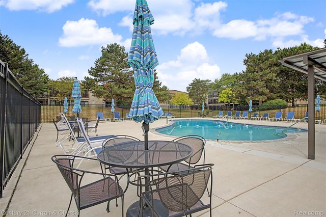 17905 University Park Drive 99, Livonia, MI 48152
