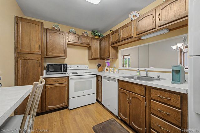 17905 University Park Drive 99, Livonia, MI 48152