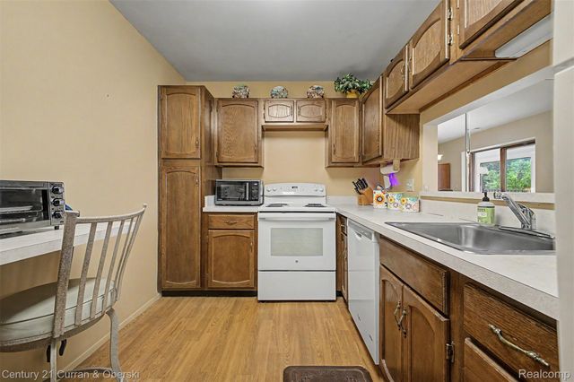 17905 University Park Drive 99, Livonia, MI 48152