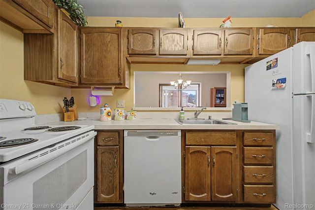 17905 University Park Drive 99, Livonia, MI 48152