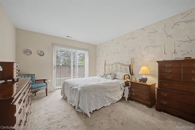 17905 University Park Drive 99, Livonia, MI 48152