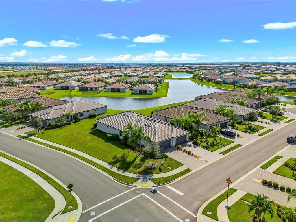 Image 2 of property listing at 15942 CLEAR SKIES PLACE, Bradenton, FL 34211