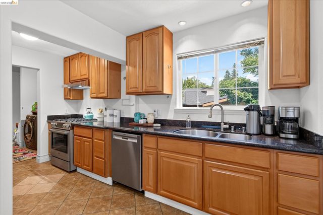 7925 Greenly, Oakland, CA 94605