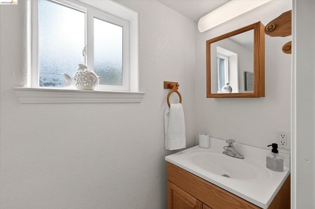 7925 Greenly, Oakland, CA 94605