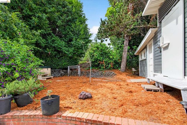 7925 Greenly, Oakland, CA 94605
