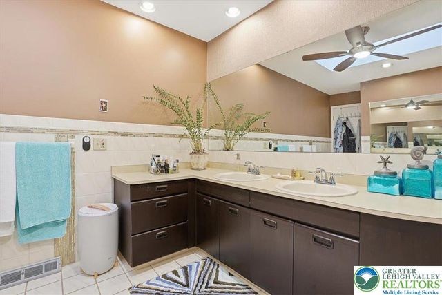 9 Aspen Court, Forks Twp, PA 18040