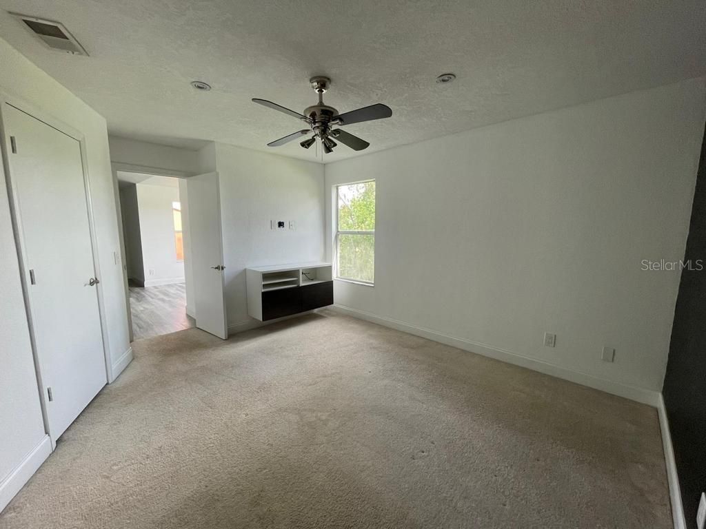 Image 10 of property listing at 5140 CONROY ROAD 37, Orlando, FL 32811