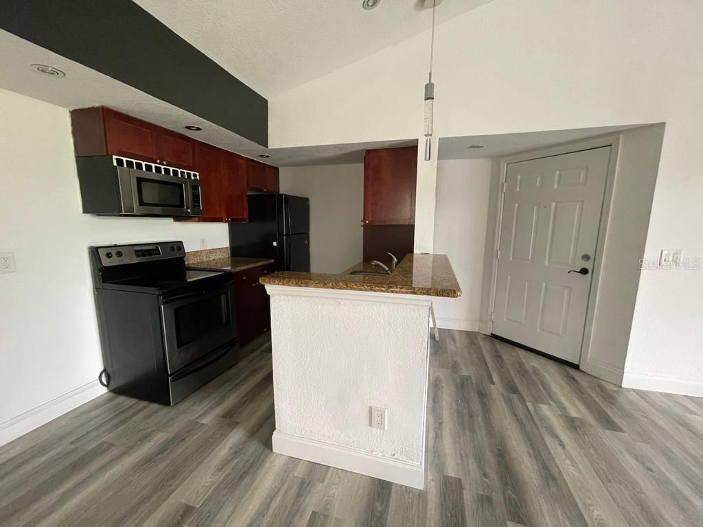 Image 6 of property listing at 5140 CONROY ROAD 37, Orlando, FL 32811