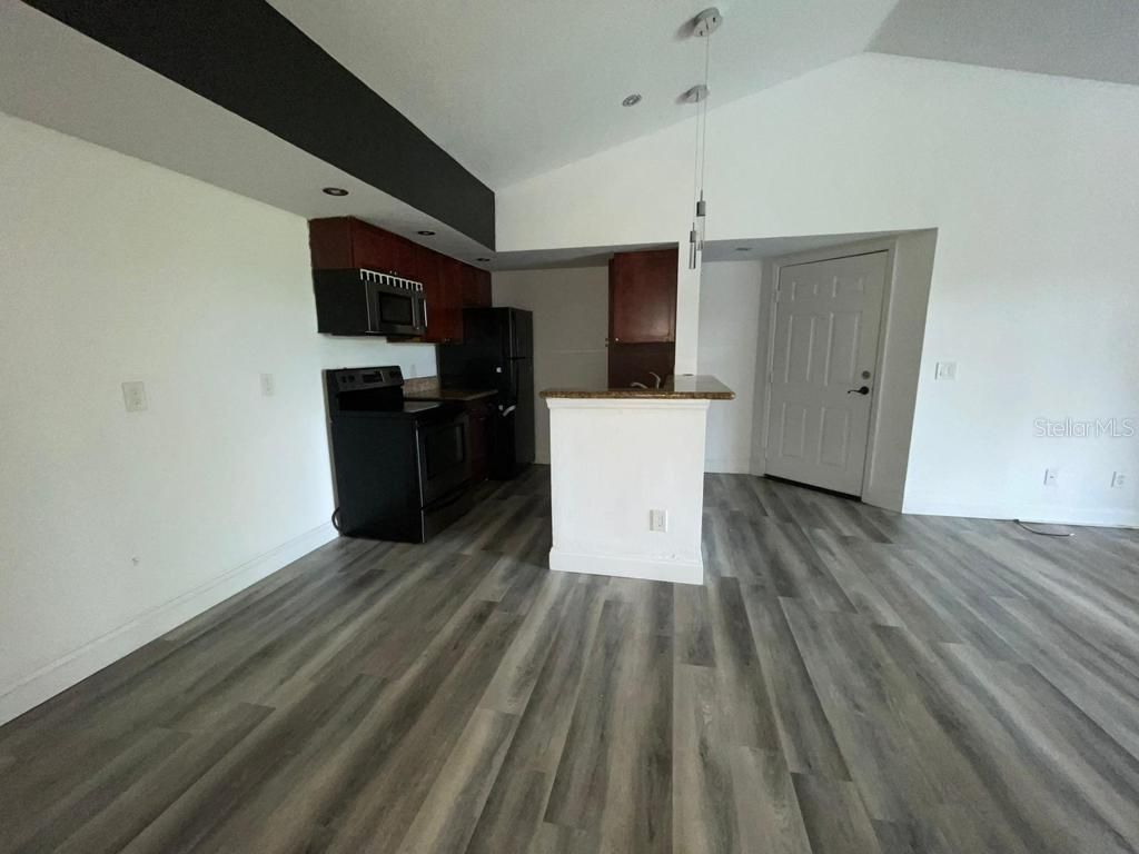 Image 7 of property listing at 5140 CONROY ROAD 37, Orlando, FL 32811