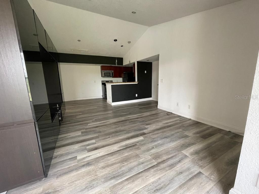 Image 8 of property listing at 5140 CONROY ROAD 37, Orlando, FL 32811