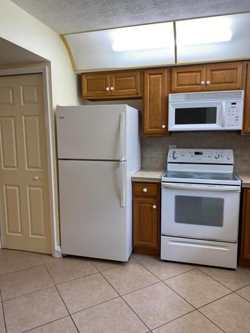 533 S Lakes End Drive 1, Fort Pierce, FL 34982