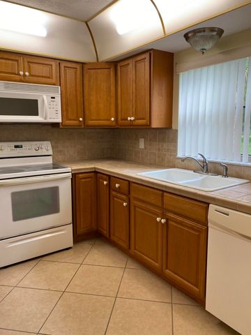 533 S Lakes End Drive 1, Fort Pierce, FL 34982