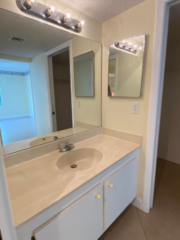 533 S Lakes End Drive 1, Fort Pierce, FL 34982