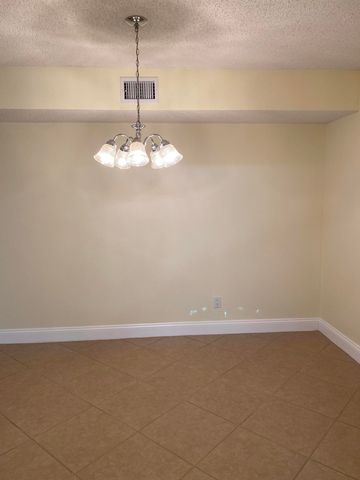 533 S Lakes End Drive 1, Fort Pierce, FL 34982