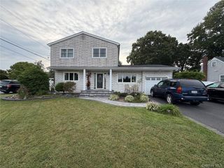 822 Coates Avenue, Holbrook, NY 11741