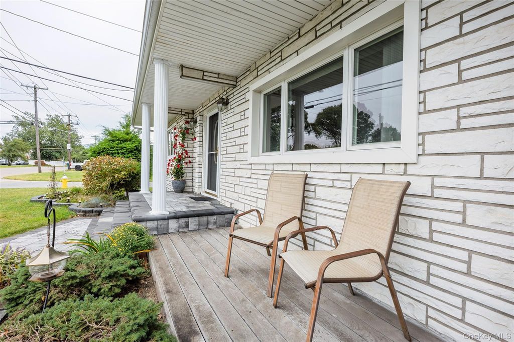 822 Coates Avenue, Holbrook, NY 11741 — photo 3